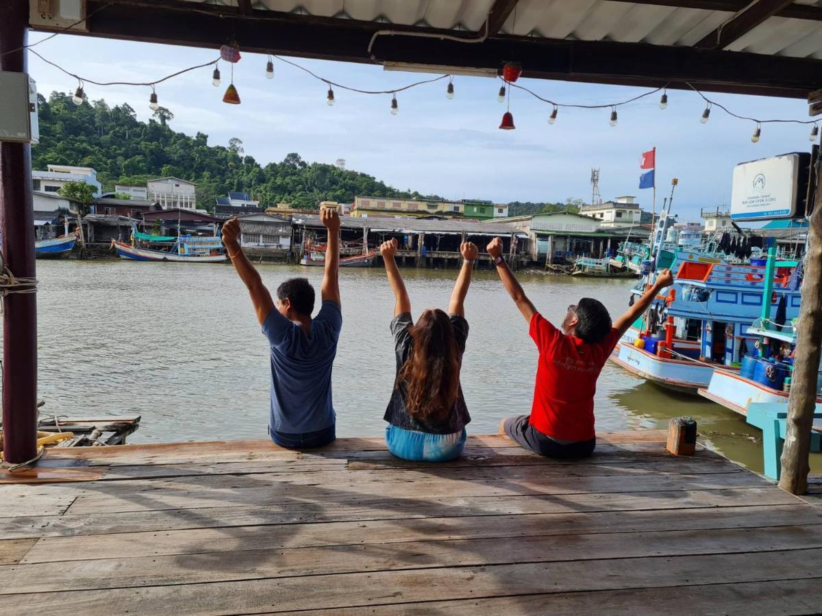Rub Lom Chom Klong Homestay 춤폰 외부 사진