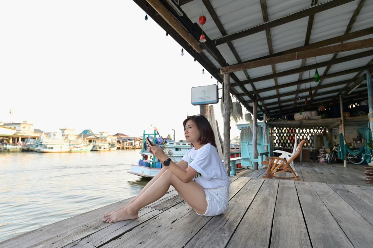 Rub Lom Chom Klong Homestay 춤폰 외부 사진