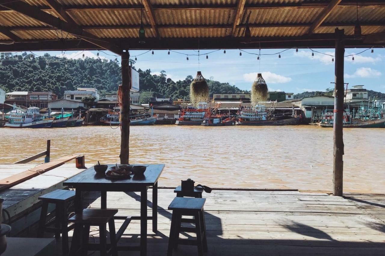 Rub Lom Chom Klong Homestay 춤폰 외부 사진