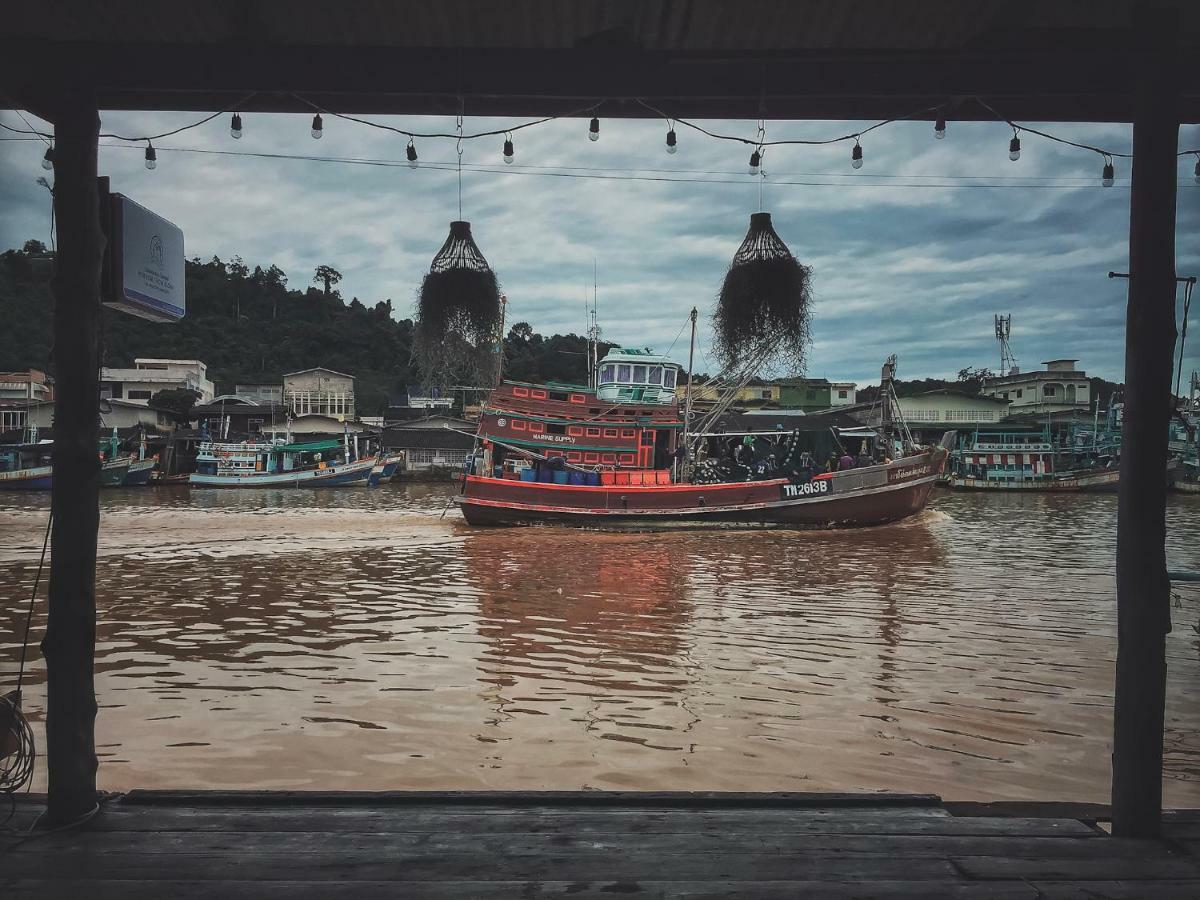 Rub Lom Chom Klong Homestay 춤폰 외부 사진