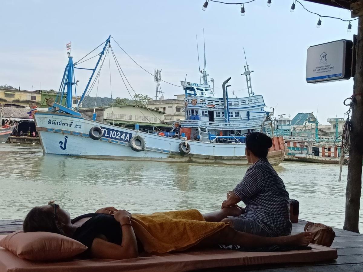 Rub Lom Chom Klong Homestay 춤폰 외부 사진