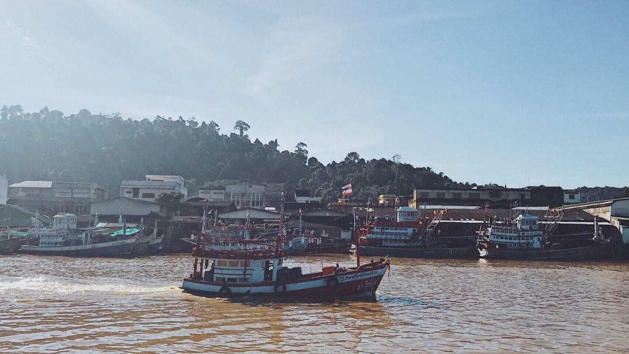 Rub Lom Chom Klong Homestay 춤폰 외부 사진